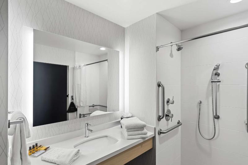 Queen Room with Two Queen Beds and Walk-in Shower - Disability Access image 3