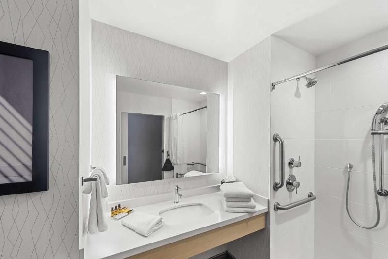 Queen Room with Two Queen Beds and Walk-in Shower - Disability Access image 2