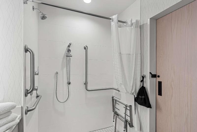 Queen Room with Two Queen Beds and Roll-In Shower - Disability Access image 3