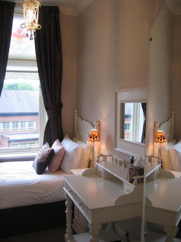 Single Room with Bathroom image 2