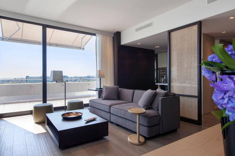 One-Bedroom Suite with Mountain View image 4