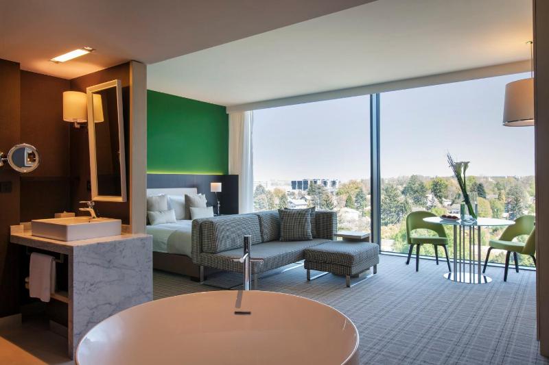 Junior King Suite - Club Lounge Access image 2