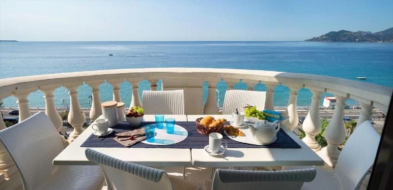 Superior Two-Bedroom Apartment with Sea View (6 Adults) image 3