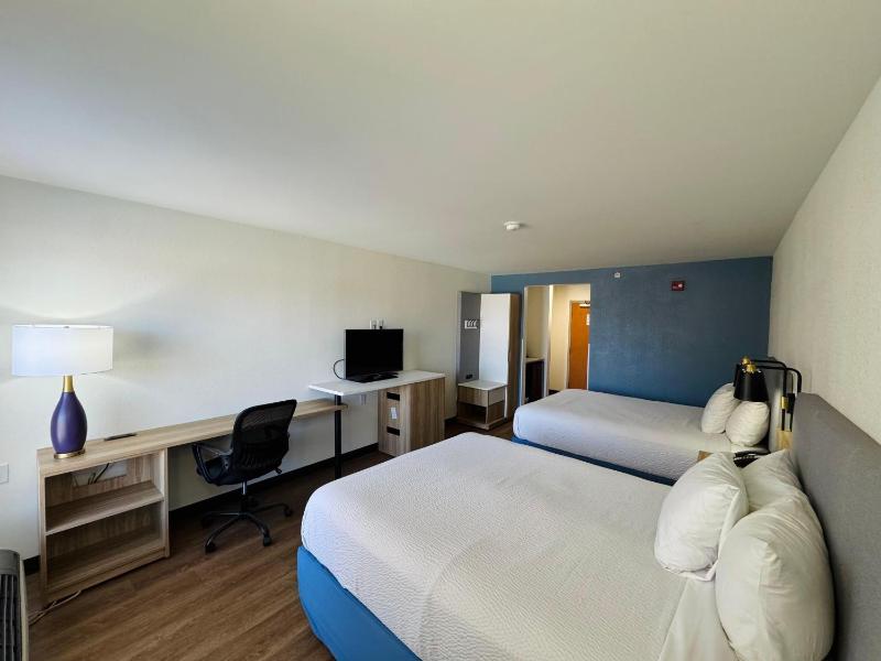 Quadruple Room with Two Queen Beds - Non Smoking image 4