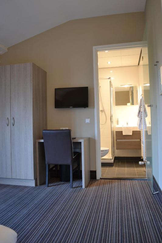 Spacious Comfort Double Room image 2