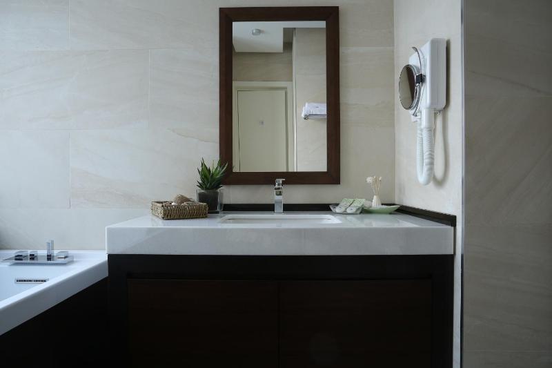 Superior King Suite image 3