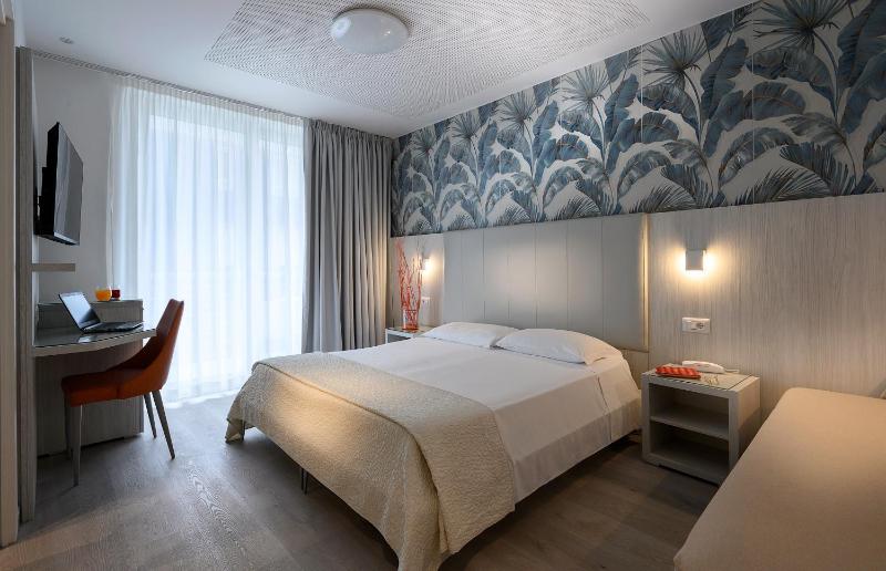 Luxury Triple Room image 1