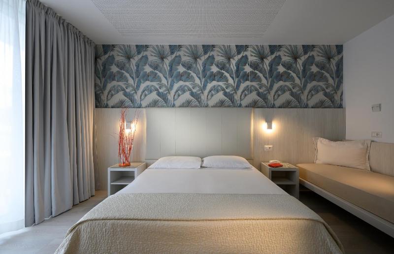 Luxury Triple Room image 3