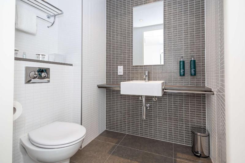 Deluxe Queen Room image 3