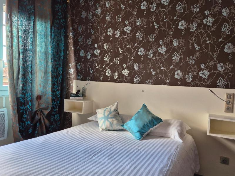 Standard Double Room image 3