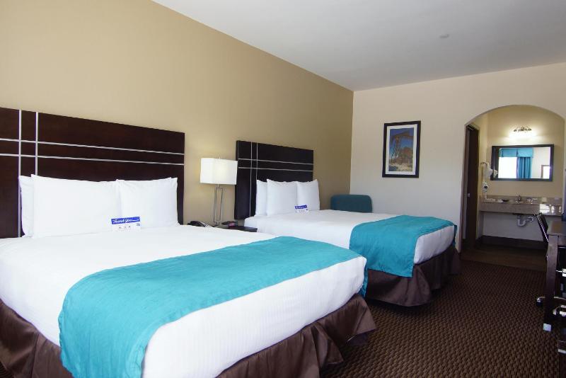 Queen Room with Two Queen Beds and Kitchenette - Non-Smoking image 4