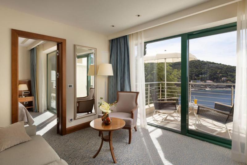Suite with Balcony and Partial Sea View image 1