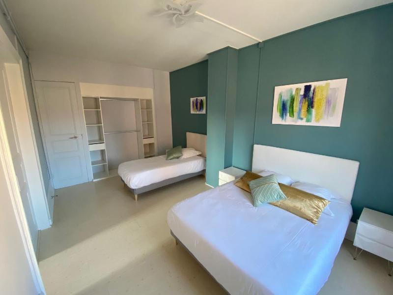 Four-Bedroom Apartment with Balcony  image 3