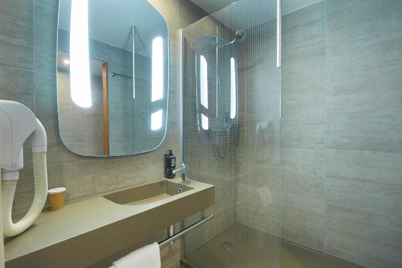 Standard Triple Room image 2