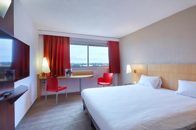 Standard Double Room image 4
