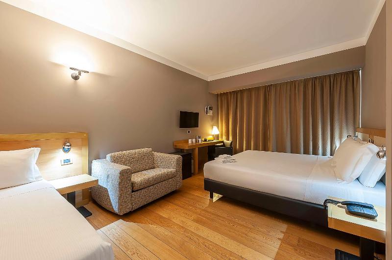Economy King Room with Sofa Bed image 3