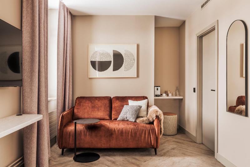 Deluxe Corner with Balcony image 1