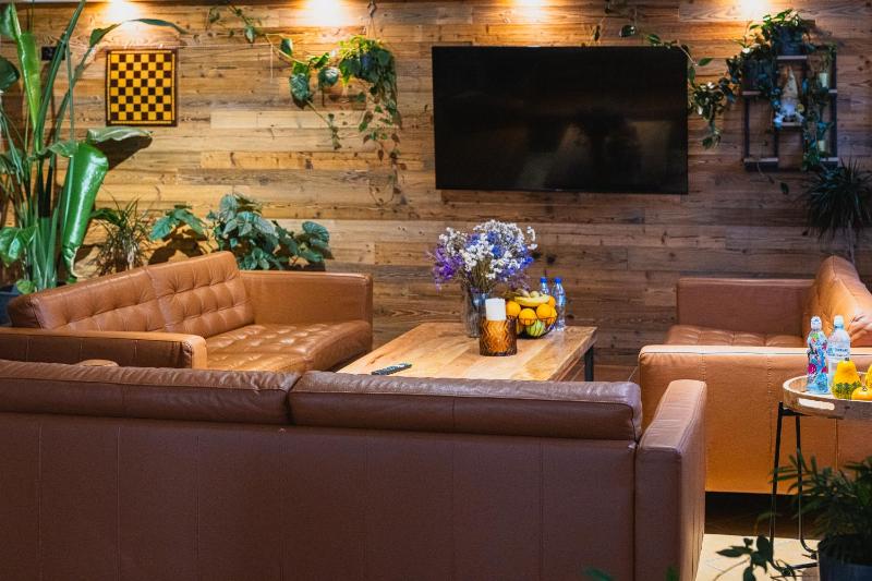 Deluxe Family Room image 3