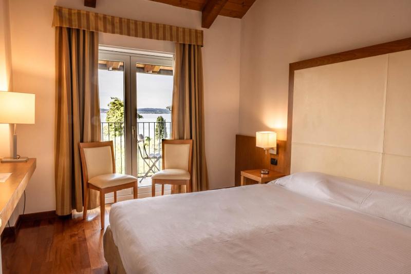 Comfort Double or Twin Room with Balcony and Lake View image 4