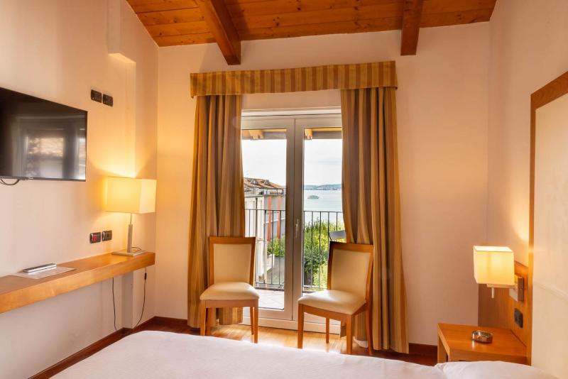 Superior Double or Twin Room with Balcony and Lake View image 1