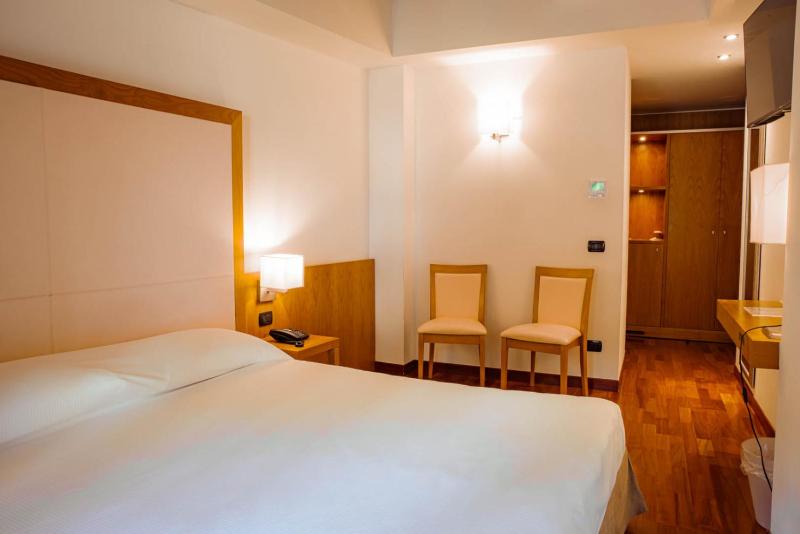 Standard Double or Twin Room with Balcony and City View image 3