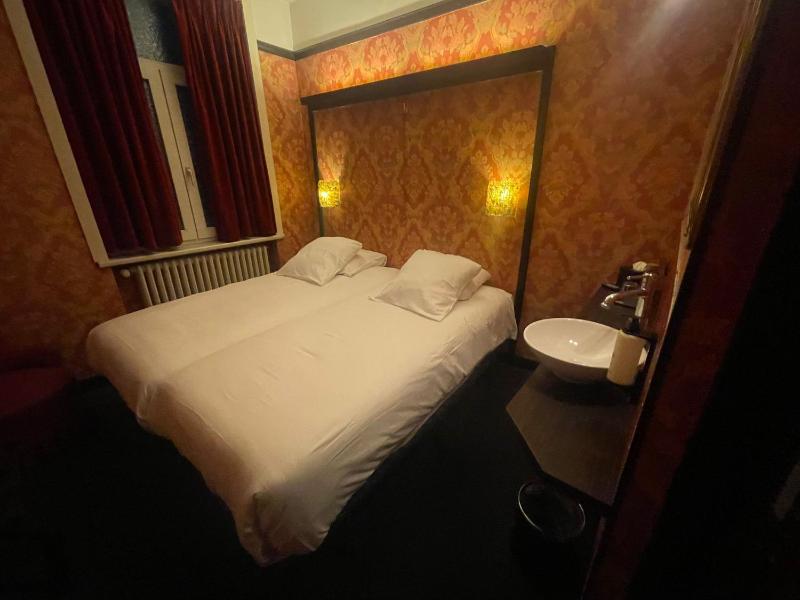 Standard Twin Room image 4