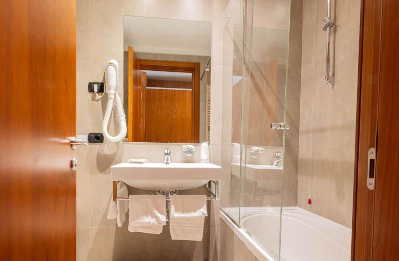 Standard Double or Twin Room with Extra Bed, Balcony and City View image 2