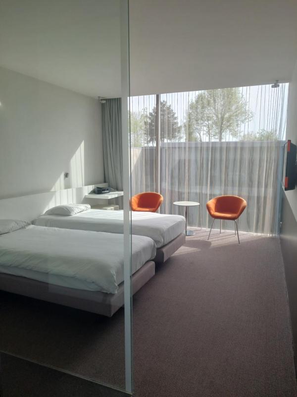 Standard Twin Room image 4