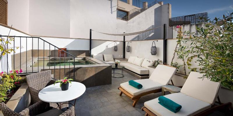 King Room with Pool View image 3