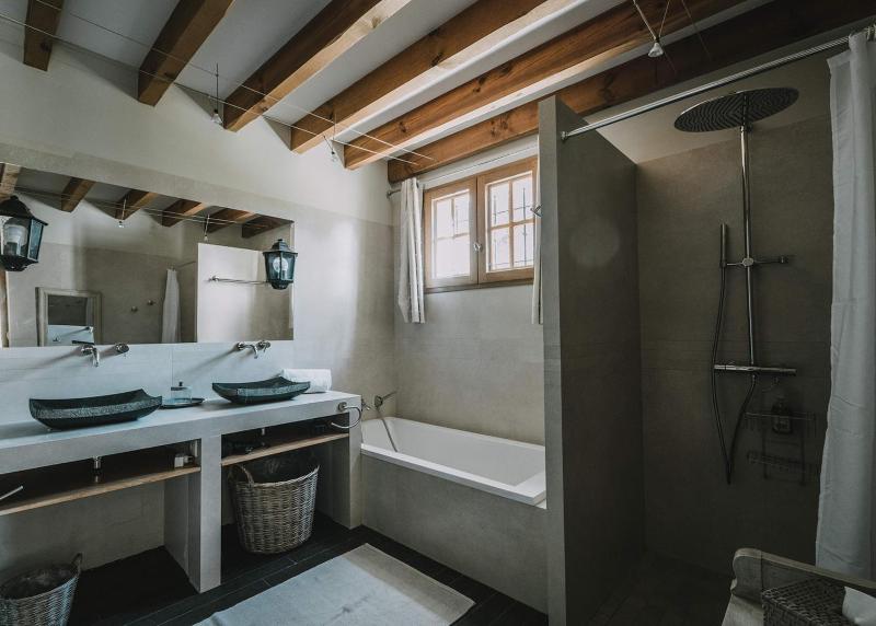 Deluxe Double Room with Bath image 2