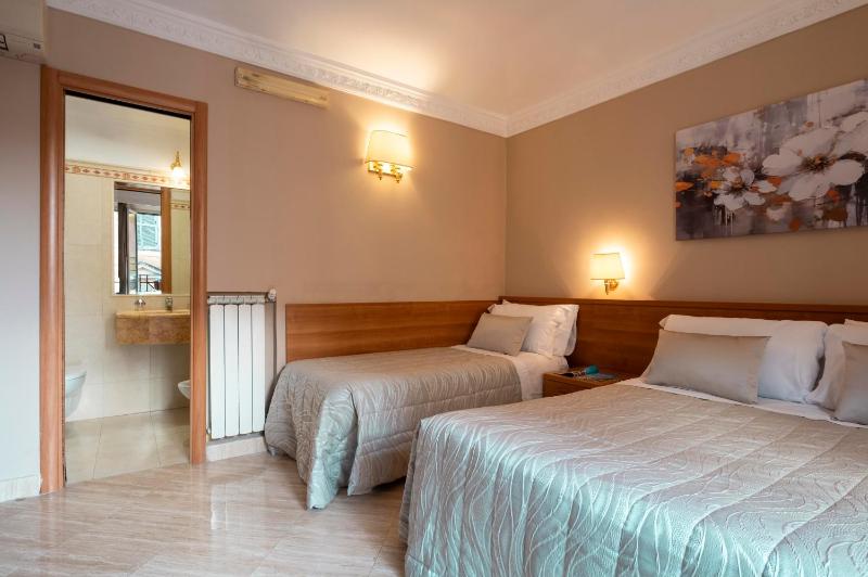 Classic Triple Room image 4