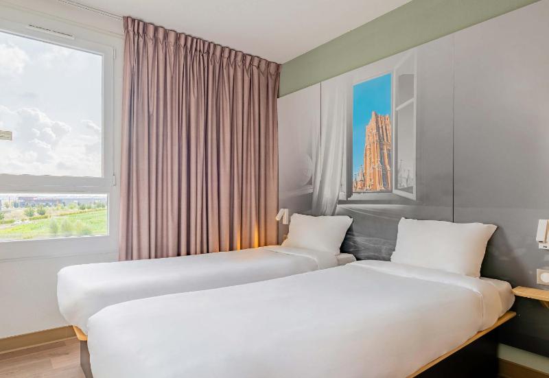 Standard Twin Room image 4