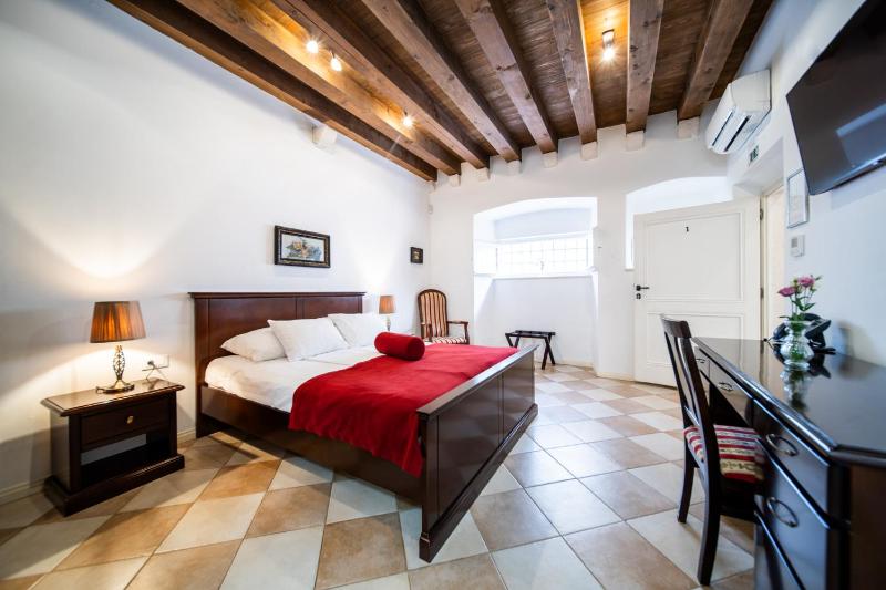 Classic Ground Floor Apartment image 3