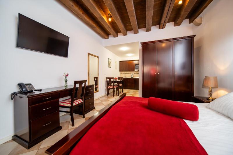 Classic Ground Floor Apartment image 1