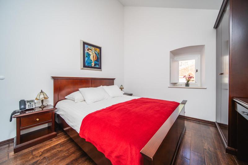 One-Bedroom Apartment image 4