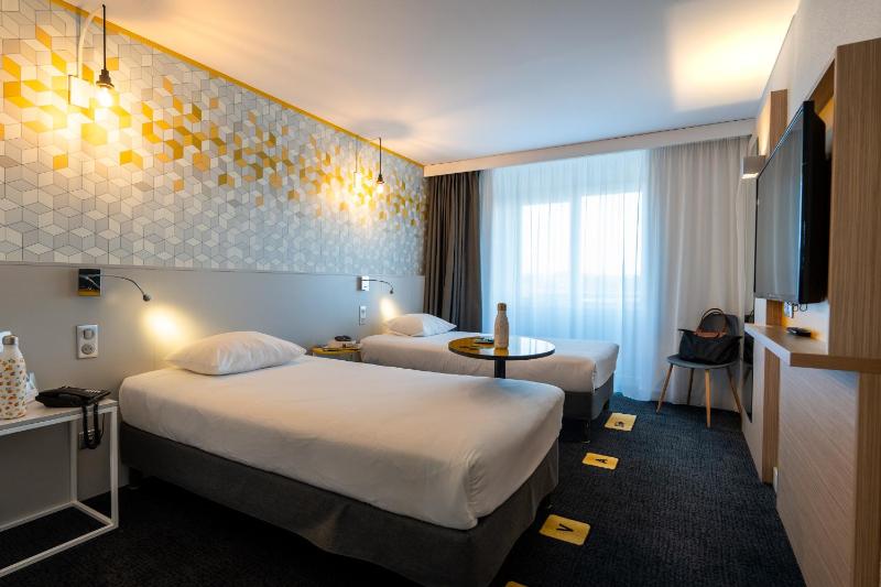 Standard Twin Room image 1