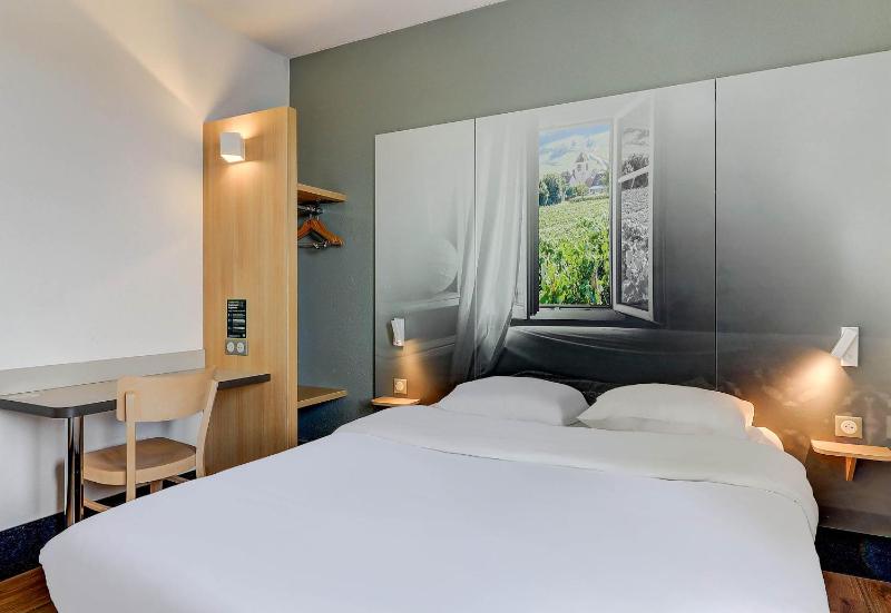 Large Double Room image 3