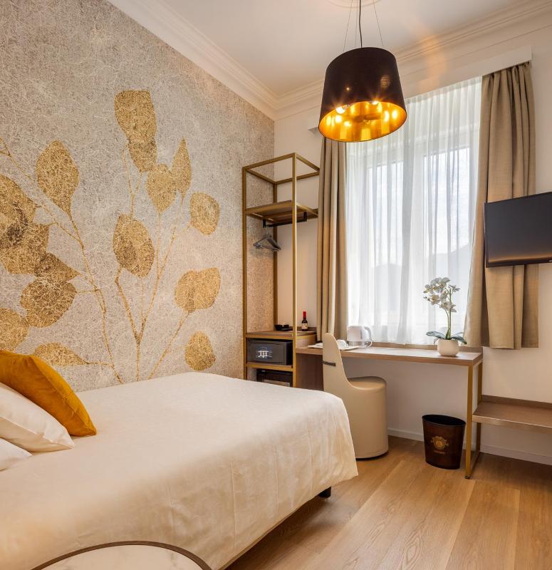 Small Double Room with Lake View image 1
