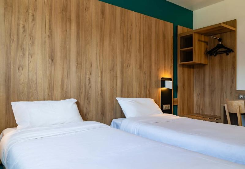 Twin Room image 4