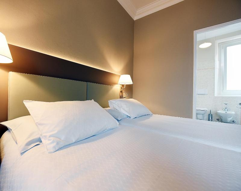 Small Double Room with Lake View image 3