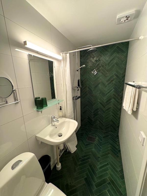 Large Double or Twin Room image 2