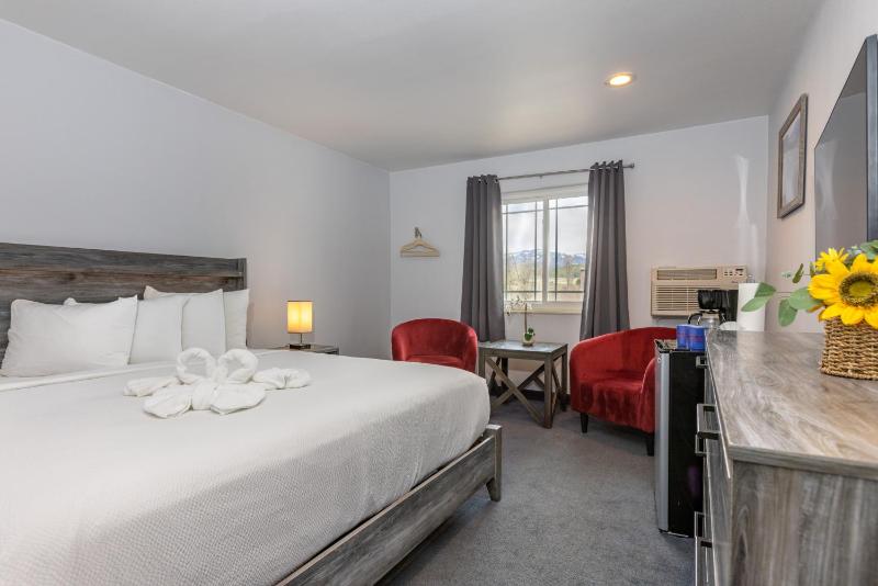 King Room with Mountain View image 2