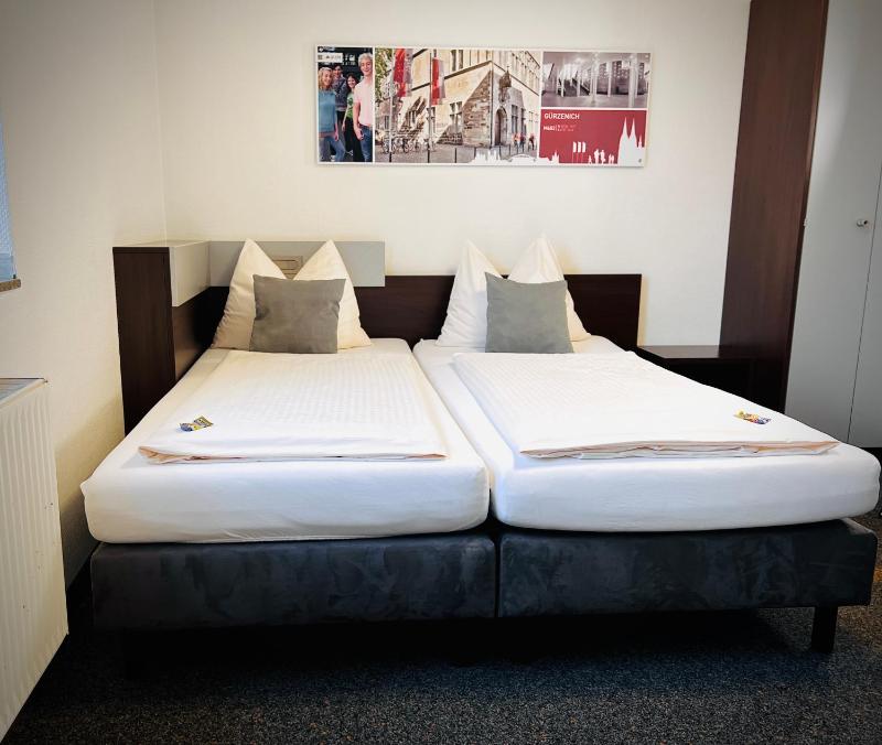 Twin Room image 3
