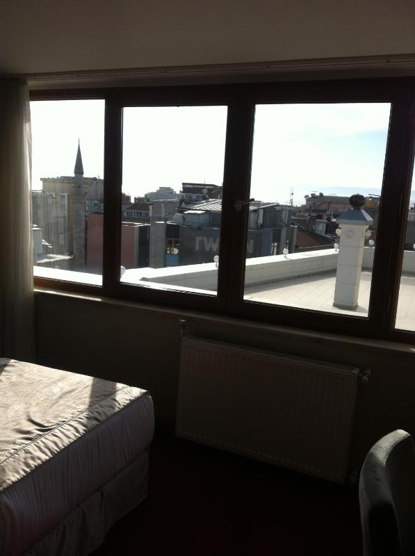 Standard Twin Room with Sea View image 3