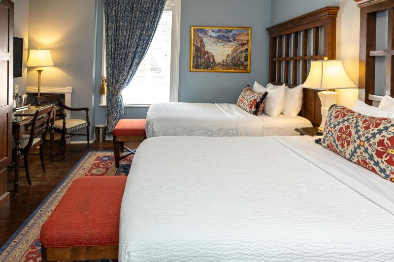 Superior Queen Room with Two Queen Beds image 4