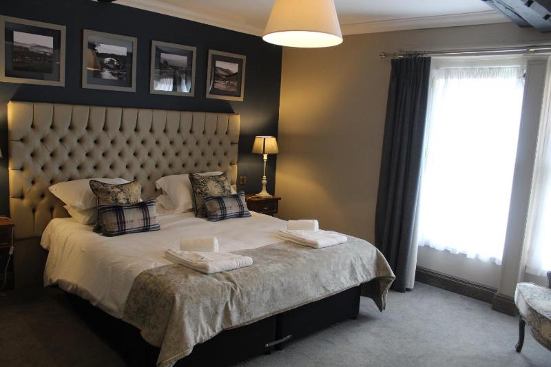 Deluxe Double Room with Bath image 2