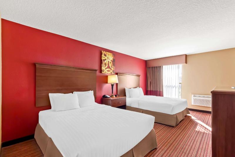 Queen Room with Two Queen Beds and Bath Tub - Mobility/Hearing Access image 3