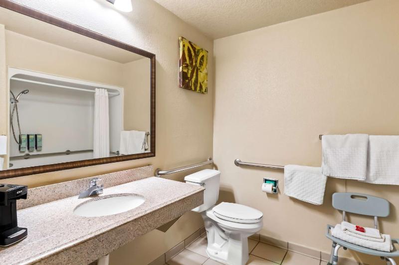 Queen Room with Two Queen Beds and Roll-In Shower - Mobility/Hearing Access image 3