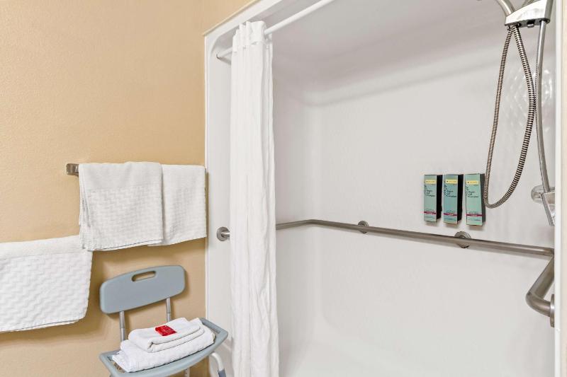 Queen Room with Two Queen Beds and Roll-In Shower - Mobility/Hearing Access image 2