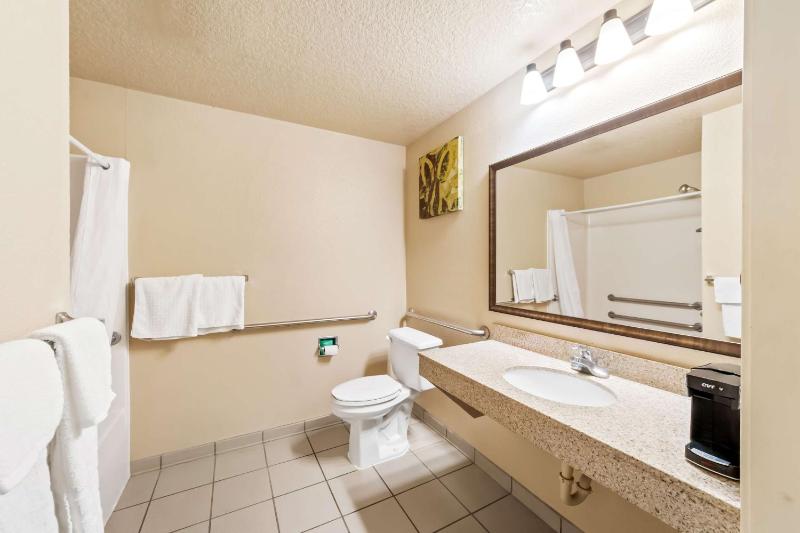 King Room with Bath Tub - Mobility/Hearing Access image 2